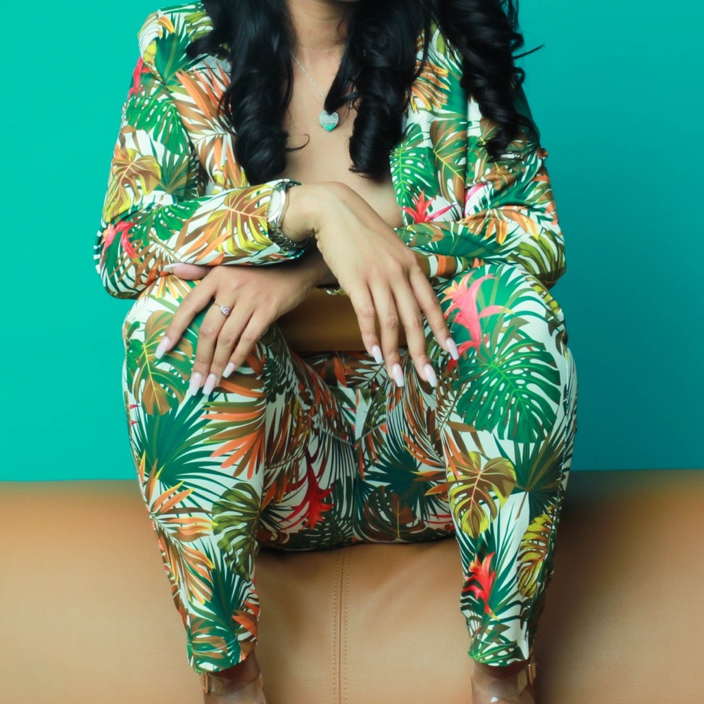 Two piece floral suit. 🌼